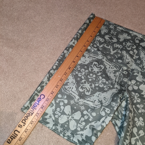 Nwts Women's Nike training dri-fit green butterfly bike shorts - Picture 2 of 16